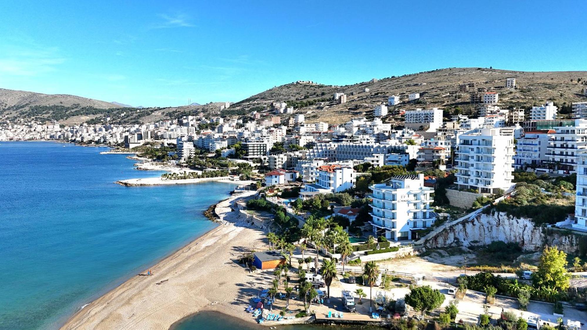 Brand New Apartments Sarande Bagian luar foto