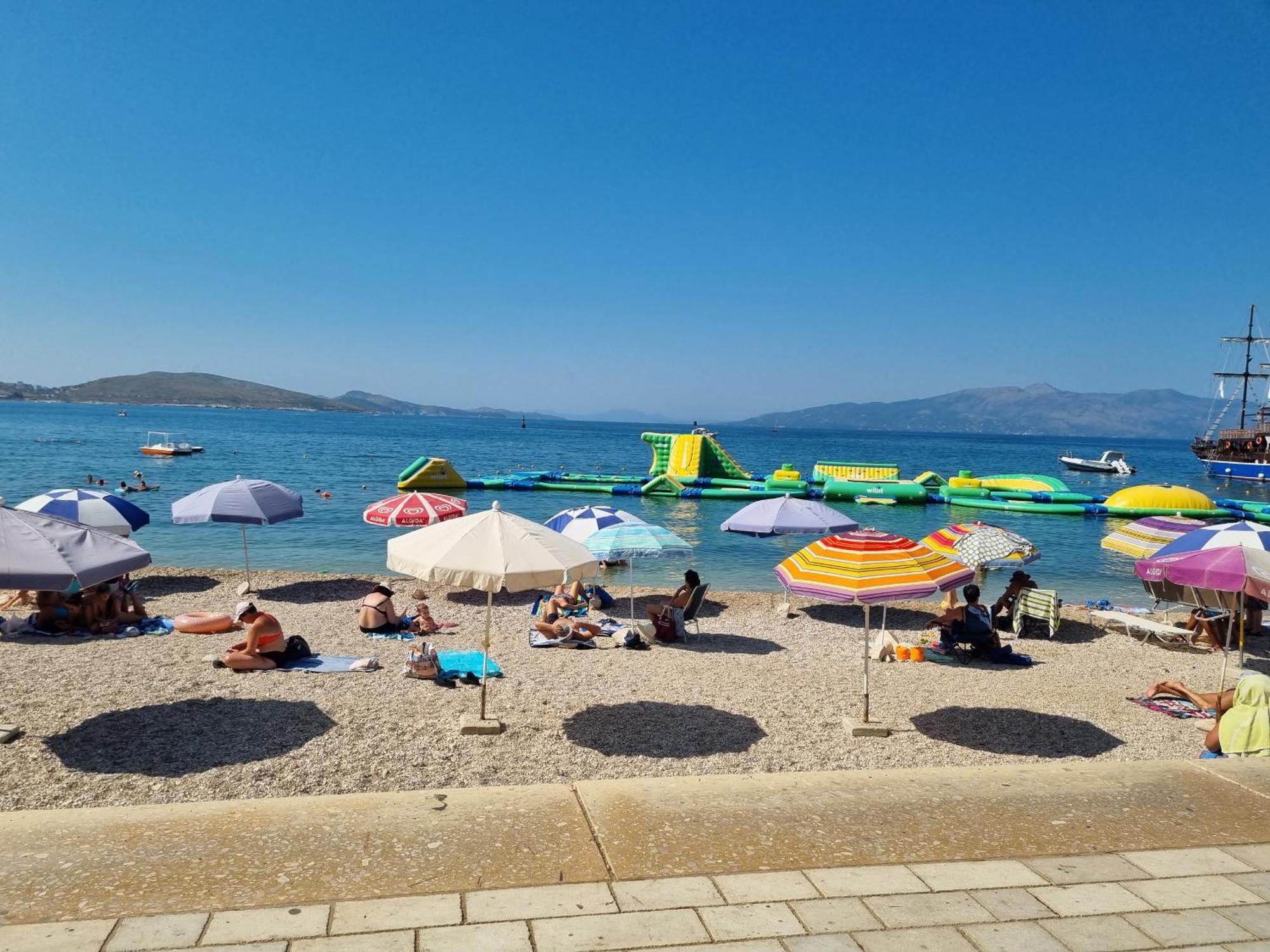 Brand New Apartments Sarande Bagian luar foto