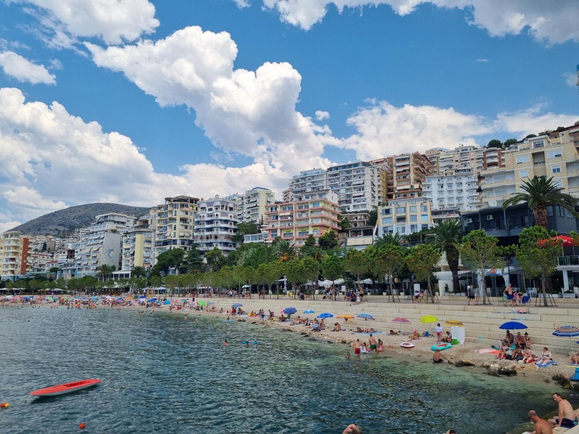 Brand New Apartments Sarande Bagian luar foto